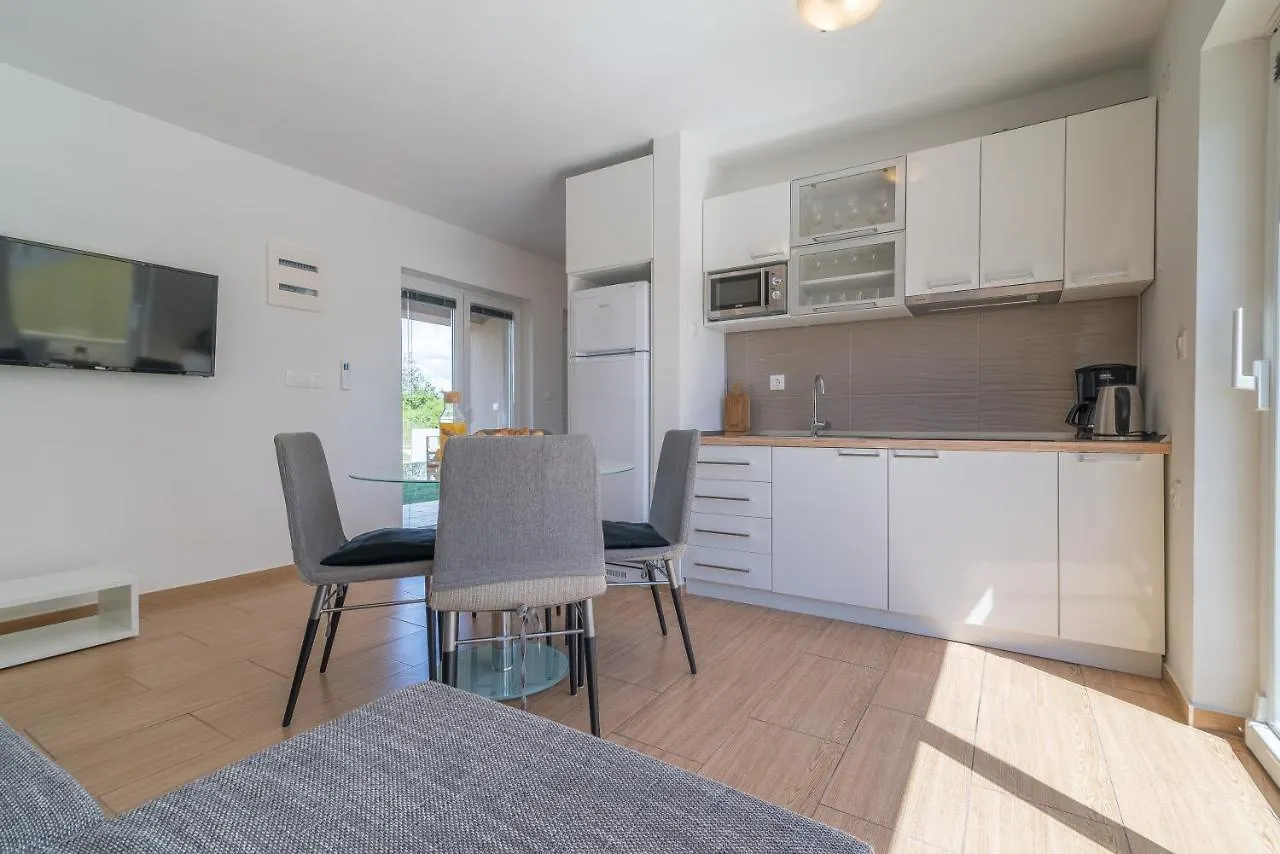 Apartments Enona Nin 0*,